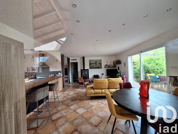 Maison traditionnelle 5 pièces de 131 m² à Aouste-sur-Sye (26400)