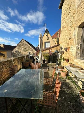 Maison ancienne - Saint-cyprien EXCLUSIVITE LABEL PIERRES. L'Élégance Discrète d'une Maison de Village, avec tous commerces