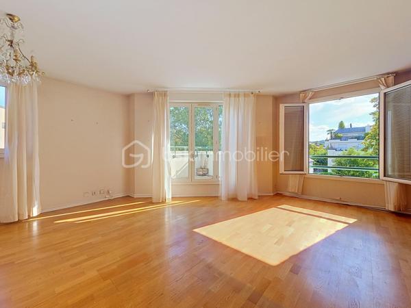 RUEIL-MALMAISON - Résidence de la Pagerie - Venez découvrir en EXCLUSIVITE cet appartement de type 2/3 pièces de 61m² dans un immeuble de 1990 très bien entretenu. Situé à 20min à pieds de la gare RER A Rueil, à 7 min en vélo et à 8 min à pieds du centre ville. 
Au 3ème étage avec ascenseur, il comprend une entrée donnant sur un salon (possibilité de recréer la deuxième chambre) donnant sur un balcon de 3.5m² exposé plein SUD et sans vis à vis, une cuisine indépendante aménagée et semi équipée, une chambre avec deux placards, une salle de douche, et un toilette séparé. Une cave et une place de parking en sous sol accessible avec l'ascenseur complètent ce bien. Travaux de rafraichissement à prévoir.