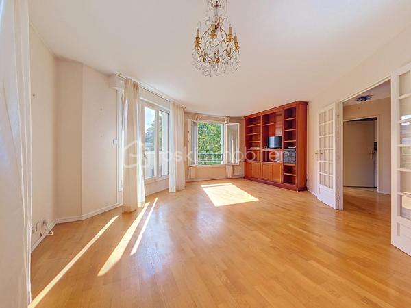 RUEIL-MALMAISON - Résidence de la Pagerie - Venez découvrir en EXCLUSIVITE cet appartement de type 2/3 pièces de 61m² dans un immeuble de 1990 très bien entretenu. Situé à 20min à pieds de la gare RER A Rueil, à 7 min en vélo et à 8 min à pieds du centre ville. 
Au 3ème étage avec ascenseur, il comprend une entrée donnant sur un salon (possibilité de recréer la deuxième chambre) donnant sur un balcon de 3.5m² exposé plein SUD et sans vis à vis, une cuisine indépendante aménagée et semi équipée, une chambre avec deux placards, une salle de douche, et un toilette séparé. Une cave et une place de parking en sous sol accessible avec l'ascenseur complètent ce bien. Travaux de rafraichissement à prévoir.