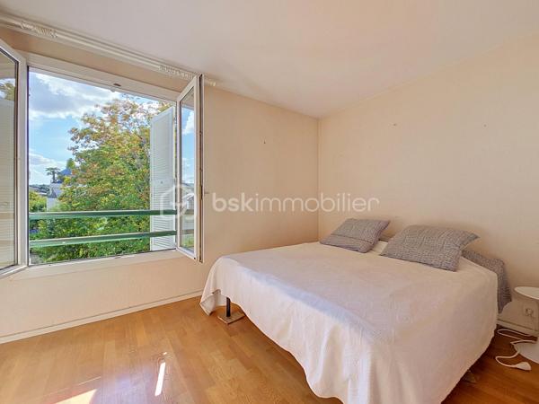 RUEIL-MALMAISON - Résidence de la Pagerie - Venez découvrir en EXCLUSIVITE cet appartement de type 2/3 pièces de 61m² dans un immeuble de 1990 très bien entretenu. Situé à 20min à pieds de la gare RER A Rueil, à 7 min en vélo et à 8 min à pieds du centre ville. 
Au 3ème étage avec ascenseur, il comprend une entrée donnant sur un salon (possibilité de recréer la deuxième chambre) donnant sur un balcon de 3.5m² exposé plein SUD et sans vis à vis, une cuisine indépendante aménagée et semi équipée, une chambre avec deux placards, une salle de douche, et un toilette séparé. Une cave et une place de parking en sous sol accessible avec l'ascenseur complètent ce bien. Travaux de rafraichissement à prévoir.