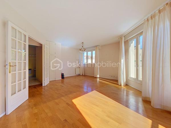 RUEIL-MALMAISON - Résidence de la Pagerie - Venez découvrir en EXCLUSIVITE cet appartement de type 2/3 pièces de 61m² dans un immeuble de 1990 très bien entretenu. Situé à 20min à pieds de la gare RER A Rueil, à 7 min en vélo et à 8 min à pieds du centre ville. 
Au 3ème étage avec ascenseur, il comprend une entrée donnant sur un salon (possibilité de recréer la deuxième chambre) donnant sur un balcon de 3.5m² exposé plein SUD et sans vis à vis, une cuisine indépendante aménagée et semi équipée, une chambre avec deux placards, une salle de douche, et un toilette séparé. Une cave et une place de parking en sous sol accessible avec l'ascenseur complètent ce bien. Travaux de rafraichissement à prévoir.
