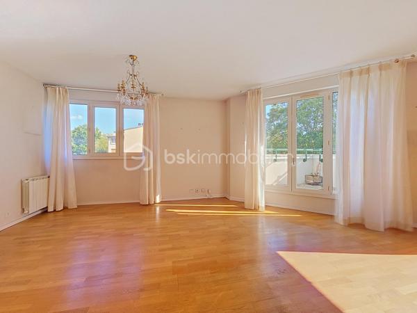 RUEIL-MALMAISON - Résidence de la Pagerie - Venez découvrir en EXCLUSIVITE cet appartement de type 2/3 pièces de 61m² dans un immeuble de 1990 très bien entretenu. Situé à 20min à pieds de la gare RER A Rueil, à 7 min en vélo et à 8 min à pieds du centre ville. 
Au 3ème étage avec ascenseur, il comprend une entrée donnant sur un salon (possibilité de recréer la deuxième chambre) donnant sur un balcon de 3.5m² exposé plein SUD et sans vis à vis, une cuisine indépendante aménagée et semi équipée, une chambre avec deux placards, une salle de douche, et un toilette séparé. Une cave et une place de parking en sous sol accessible avec l'ascenseur complètent ce bien. Travaux de rafraichissement à prévoir.