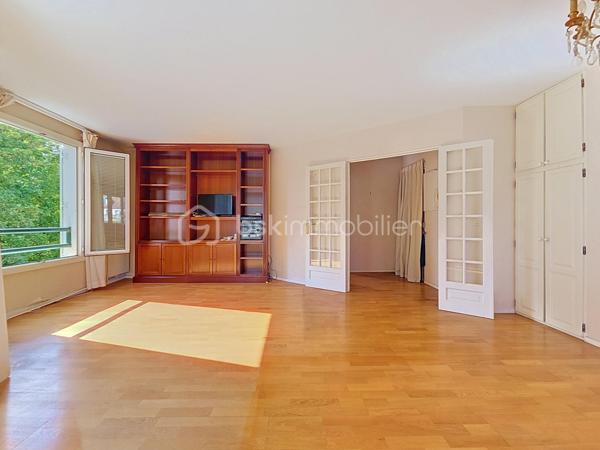 RUEIL-MALMAISON - Résidence de la Pagerie - Venez découvrir en EXCLUSIVITE cet appartement de type 2/3 pièces de 61m² dans un immeuble de 1990 très bien entretenu. Situé à 20min à pieds de la gare RER A Rueil, à 7 min en vélo et à 8 min à pieds du centre ville. 
Au 3ème étage avec ascenseur, il comprend une entrée donnant sur un salon (possibilité de recréer la deuxième chambre) donnant sur un balcon de 3.5m² exposé plein SUD et sans vis à vis, une cuisine indépendante aménagée et semi équipée, une chambre avec deux placards, une salle de douche, et un toilette séparé. Une cave et une place de parking en sous sol accessible avec l'ascenseur complètent ce bien. Travaux de rafraichissement à prévoir.