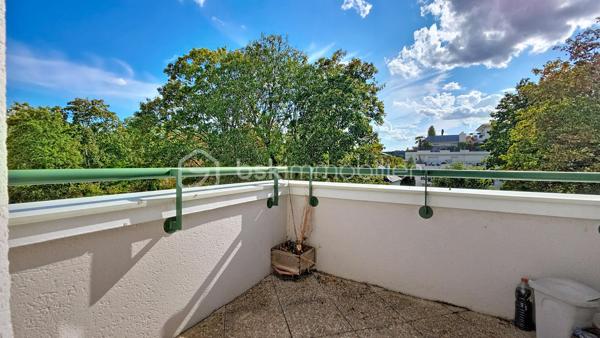 RUEIL-MALMAISON - Résidence de la Pagerie - Venez découvrir en EXCLUSIVITE cet appartement de type 2/3 pièces de 61m² dans un immeuble de 1990 très bien entretenu. Situé à 20min à pieds de la gare RER A Rueil, à 7 min en vélo et à 8 min à pieds du centre ville. 
Au 3ème étage avec ascenseur, il comprend une entrée donnant sur un salon (possibilité de recréer la deuxième chambre) donnant sur un balcon de 3.5m² exposé plein SUD et sans vis à vis, une cuisine indépendante aménagée et semi équipée, une chambre avec deux placards, une salle de douche, et un toilette séparé. Une cave et une place de parking en sous sol accessible avec l'ascenseur complètent ce bien. Travaux de rafraichissement à prévoir.