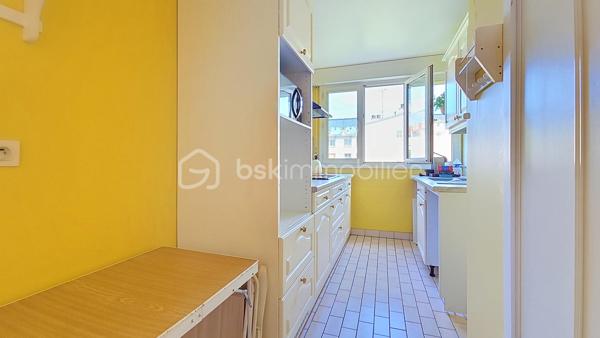 RUEIL-MALMAISON - Résidence de la Pagerie - Venez découvrir en EXCLUSIVITE cet appartement de type 2/3 pièces de 61m² dans un immeuble de 1990 très bien entretenu. Situé à 20min à pieds de la gare RER A Rueil, à 7 min en vélo et à 8 min à pieds du centre ville. 
Au 3ème étage avec ascenseur, il comprend une entrée donnant sur un salon (possibilité de recréer la deuxième chambre) donnant sur un balcon de 3.5m² exposé plein SUD et sans vis à vis, une cuisine indépendante aménagée et semi équipée, une chambre avec deux placards, une salle de douche, et un toilette séparé. Une cave et une place de parking en sous sol accessible avec l'ascenseur complètent ce bien. Travaux de rafraichissement à prévoir.