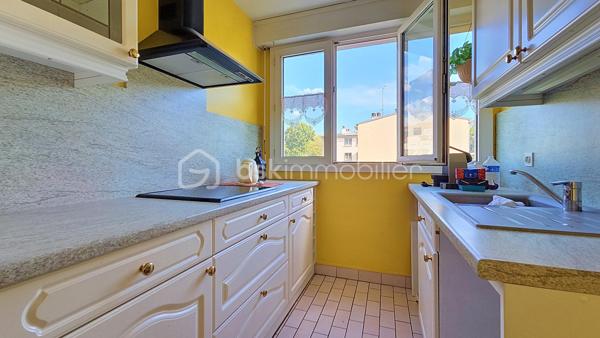 RUEIL-MALMAISON - Résidence de la Pagerie - Venez découvrir en EXCLUSIVITE cet appartement de type 2/3 pièces de 61m² dans un immeuble de 1990 très bien entretenu. Situé à 20min à pieds de la gare RER A Rueil, à 7 min en vélo et à 8 min à pieds du centre ville. 
Au 3ème étage avec ascenseur, il comprend une entrée donnant sur un salon (possibilité de recréer la deuxième chambre) donnant sur un balcon de 3.5m² exposé plein SUD et sans vis à vis, une cuisine indépendante aménagée et semi équipée, une chambre avec deux placards, une salle de douche, et un toilette séparé. Une cave et une place de parking en sous sol accessible avec l'ascenseur complètent ce bien. Travaux de rafraichissement à prévoir.