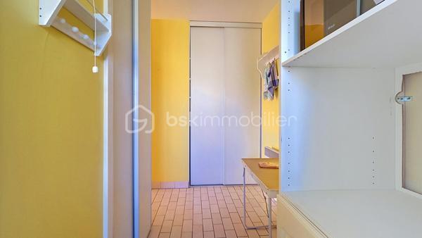 RUEIL-MALMAISON - Résidence de la Pagerie - Venez découvrir en EXCLUSIVITE cet appartement de type 2/3 pièces de 61m² dans un immeuble de 1990 très bien entretenu. Situé à 20min à pieds de la gare RER A Rueil, à 7 min en vélo et à 8 min à pieds du centre ville. 
Au 3ème étage avec ascenseur, il comprend une entrée donnant sur un salon (possibilité de recréer la deuxième chambre) donnant sur un balcon de 3.5m² exposé plein SUD et sans vis à vis, une cuisine indépendante aménagée et semi équipée, une chambre avec deux placards, une salle de douche, et un toilette séparé. Une cave et une place de parking en sous sol accessible avec l'ascenseur complètent ce bien. Travaux de rafraichissement à prévoir.