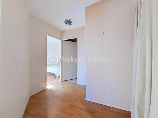 RUEIL-MALMAISON - Résidence de la Pagerie - Venez découvrir en EXCLUSIVITE cet appartement de type 2/3 pièces de 61m² dans un immeuble de 1990 très bien entretenu. Situé à 20min à pieds de la gare RER A Rueil, à 7 min en vélo et à 8 min à pieds du centre ville. 
Au 3ème étage avec ascenseur, il comprend une entrée donnant sur un salon (possibilité de recréer la deuxième chambre) donnant sur un balcon de 3.5m² exposé plein SUD et sans vis à vis, une cuisine indépendante aménagée et semi équipée, une chambre avec deux placards, une salle de douche, et un toilette séparé. Une cave et une place de parking en sous sol accessible avec l'ascenseur complètent ce bien. Travaux de rafraichissement à prévoir.