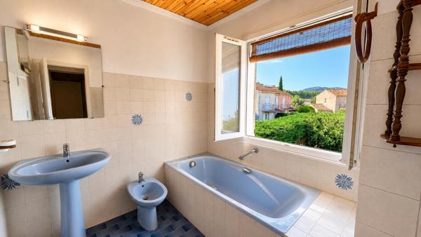 **LE MUY – MAISON 3 PIÈCES AVEC JARDIN, GARAGE ET FORT POTENTIEL D'AMÉNAGEMENT**