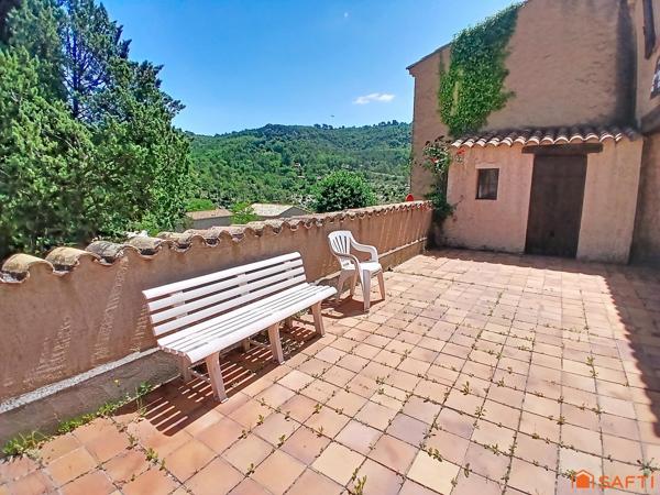 Esparron maison avec vue sur le château