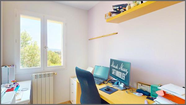 Coup de coeur - bastide au style provençale de 115 m2 - 3 chambres - un bureau et une pièce indépendante (dressing,bureau,...) - 2 pièces d'eau - 2 wc - 1650 m2 de terrain plat arboré - piscinable - forage et eau de ville - assainissement individuel neuf