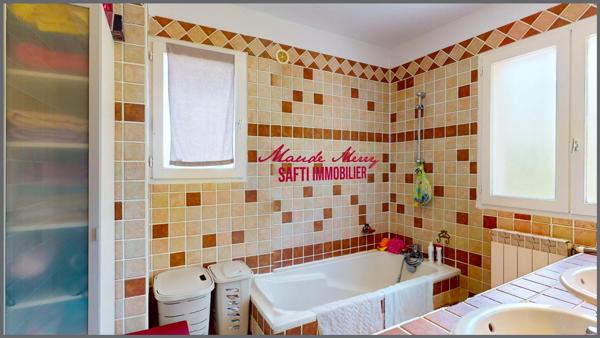 Coup de coeur - bastide au style provençale de 115 m2 - 3 chambres - un bureau et une pièce indépendante (dressing,bureau,...) - 2 pièces d'eau - 2 wc - 1650 m2 de terrain plat arboré - piscinable - forage et eau de ville - assainissement individuel neuf