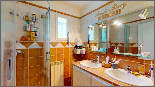 Coup de coeur - bastide au style provençale de 115 m2 - 3 chambres - un bureau et une pièce indépendante (dressing,bureau,...) - 2 pièces d'eau - 2 wc - 1650 m2 de terrain plat arboré - piscinable - forage et eau de ville - assainissement individuel neuf