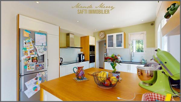 Coup de coeur - bastide au style provençale de 115 m2 - 3 chambres - un bureau et une pièce indépendante (dressing,bureau,...) - 2 pièces d'eau - 2 wc - 1650 m2 de terrain plat arboré - piscinable - forage et eau de ville - assainissement individuel neuf
