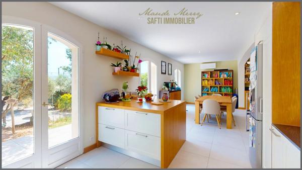 Coup de coeur - bastide au style provençale de 115 m2 - 3 chambres - un bureau et une pièce indépendante (dressing,bureau,...) - 2 pièces d'eau - 2 wc - 1650 m2 de terrain plat arboré - piscinable - forage et eau de ville - assainissement individuel neuf