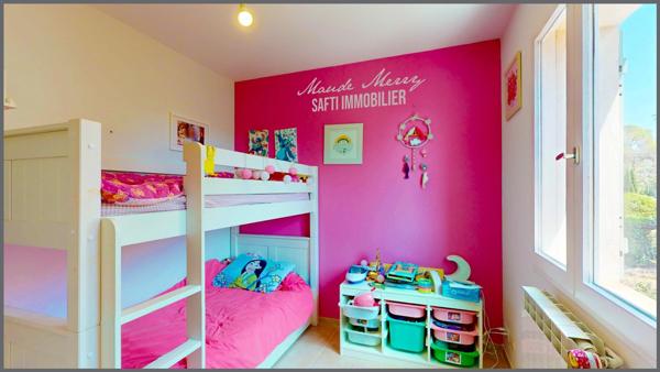 Coup de coeur - bastide au style provençale de 115 m2 - 3 chambres - un bureau et une pièce indépendante (dressing,bureau,...) - 2 pièces d'eau - 2 wc - 1650 m2 de terrain plat arboré - piscinable - forage et eau de ville - assainissement individuel neuf