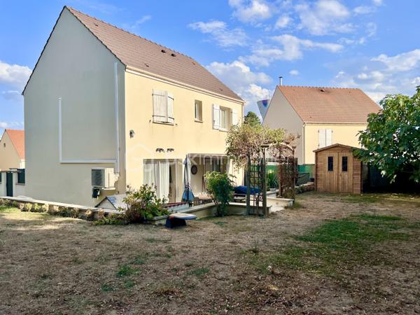 A seulement 15 minute de Persan, située sur la commune de Méru, dans un environnement calme, à proximité des commerces, écoles, et gare (50 min Paris Nord).
Venez vite découvrir cette jolie maison moderne, lumineuse et fonctionnelle. Elle offre une entrée, une belle pièce de vie de 31 m² avec un accès à la terrasse, une cuisine équipée ouverte avec coin repas, un WC indépendant. À l’étage : 3 belles chambres non mansardés, dont une de plus de 21 m² avec un très grand dressing aménagé, une salle de bains avec WC. Le tout sur un beau terrain clos de 524 m², Terrasse avec Pergola bioclimatique, idéale pour profiter de l’extérieur, un garage ainsi que plusieurs places de stationnement. La maison est très bien classé ( DPE C ) avec sa Pompe à chaleur et la Climatisation réversible ! Faible consommation énergétique. Coup de Cœur !