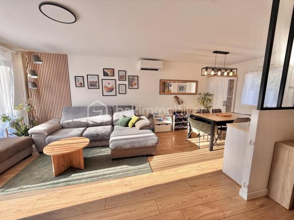 A seulement 15 minute de Persan, située sur la commune de Méru, dans un environnement calme, à proximité des commerces, écoles, et gare (50 min Paris Nord).
Venez vite découvrir cette jolie maison moderne, lumineuse et fonctionnelle. Elle offre une entrée, une belle pièce de vie de 31 m² avec un accès à la terrasse, une cuisine équipée ouverte avec coin repas, un WC indépendant. À l’étage : 3 belles chambres non mansardés, dont une de plus de 21 m² avec un très grand dressing aménagé, une salle de bains avec WC. Le tout sur un beau terrain clos de 524 m², Terrasse avec Pergola bioclimatique, idéale pour profiter de l’extérieur, un garage ainsi que plusieurs places de stationnement. La maison est très bien classé ( DPE C ) avec sa Pompe à chaleur et la Climatisation réversible ! Faible consommation énergétique. Coup de Cœur !
