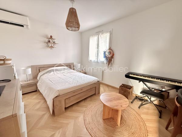 A seulement 15 minute de Persan, située sur la commune de Méru, dans un environnement calme, à proximité des commerces, écoles, et gare (50 min Paris Nord).
Venez vite découvrir cette jolie maison moderne, lumineuse et fonctionnelle. Elle offre une entrée, une belle pièce de vie de 31 m² avec un accès à la terrasse, une cuisine équipée ouverte avec coin repas, un WC indépendant. À l’étage : 3 belles chambres non mansardés, dont une de plus de 21 m² avec un très grand dressing aménagé, une salle de bains avec WC. Le tout sur un beau terrain clos de 524 m², Terrasse avec Pergola bioclimatique, idéale pour profiter de l’extérieur, un garage ainsi que plusieurs places de stationnement. La maison est très bien classé ( DPE C ) avec sa Pompe à chaleur et la Climatisation réversible ! Faible consommation énergétique. Coup de Cœur !
