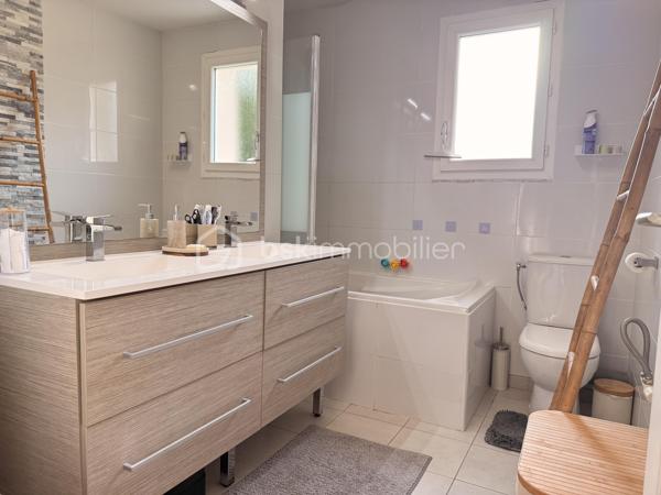 A seulement 15 minute de Persan, située sur la commune de Méru, dans un environnement calme, à proximité des commerces, écoles, et gare (50 min Paris Nord).
Venez vite découvrir cette jolie maison moderne, lumineuse et fonctionnelle. Elle offre une entrée, une belle pièce de vie de 31 m² avec un accès à la terrasse, une cuisine équipée ouverte avec coin repas, un WC indépendant. À l’étage : 3 belles chambres non mansardés, dont une de plus de 21 m² avec un très grand dressing aménagé, une salle de bains avec WC. Le tout sur un beau terrain clos de 524 m², Terrasse avec Pergola bioclimatique, idéale pour profiter de l’extérieur, un garage ainsi que plusieurs places de stationnement. La maison est très bien classé ( DPE C ) avec sa Pompe à chaleur et la Climatisation réversible ! Faible consommation énergétique. Coup de Cœur !