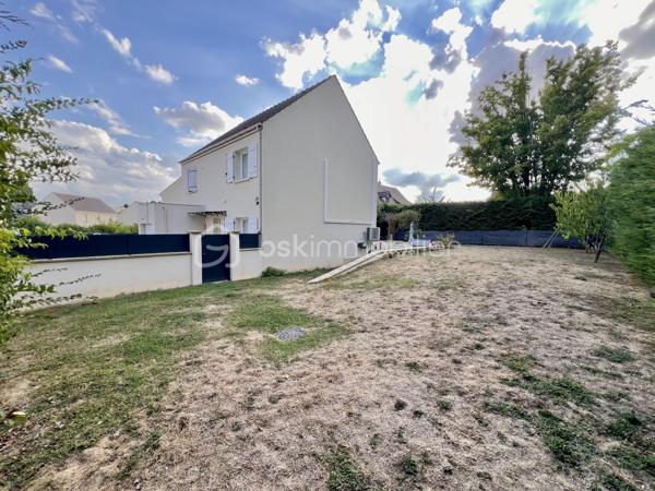 A seulement 15 minute de Persan, située sur la commune de Méru, dans un environnement calme, à proximité des commerces, écoles, et gare (50 min Paris Nord).
Venez vite découvrir cette jolie maison moderne, lumineuse et fonctionnelle. Elle offre une entrée, une belle pièce de vie de 31 m² avec un accès à la terrasse, une cuisine équipée ouverte avec coin repas, un WC indépendant. À l’étage : 3 belles chambres non mansardés, dont une de plus de 21 m² avec un très grand dressing aménagé, une salle de bains avec WC. Le tout sur un beau terrain clos de 524 m², Terrasse avec Pergola bioclimatique, idéale pour profiter de l’extérieur, un garage ainsi que plusieurs places de stationnement. La maison est très bien classé ( DPE C ) avec sa Pompe à chaleur et la Climatisation réversible ! Faible consommation énergétique. Coup de Cœur !