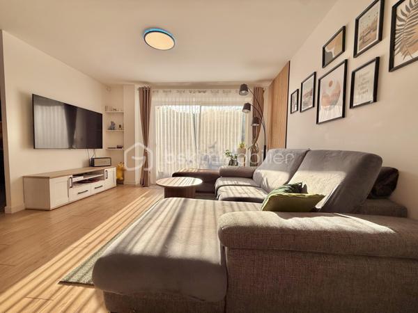 A seulement 15 minute de Persan, située sur la commune de Méru, dans un environnement calme, à proximité des commerces, écoles, et gare (50 min Paris Nord).
Venez vite découvrir cette jolie maison moderne, lumineuse et fonctionnelle. Elle offre une entrée, une belle pièce de vie de 31 m² avec un accès à la terrasse, une cuisine équipée ouverte avec coin repas, un WC indépendant. À l’étage : 3 belles chambres non mansardés, dont une de plus de 21 m² avec un très grand dressing aménagé, une salle de bains avec WC. Le tout sur un beau terrain clos de 524 m², Terrasse avec Pergola bioclimatique, idéale pour profiter de l’extérieur, un garage ainsi que plusieurs places de stationnement. La maison est très bien classé ( DPE C ) avec sa Pompe à chaleur et la Climatisation réversible ! Faible consommation énergétique. Coup de Cœur !