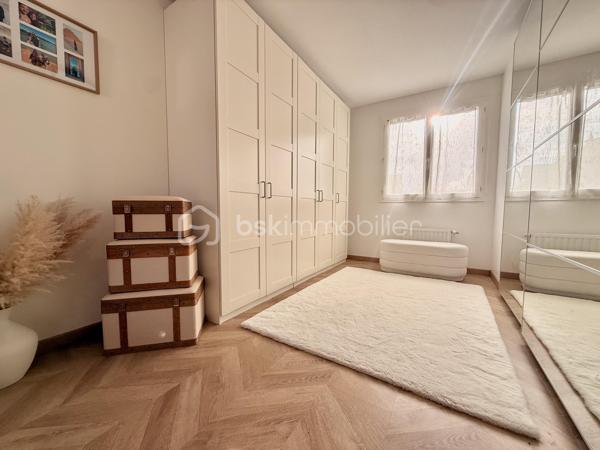 A seulement 15 minute de Persan, située sur la commune de Méru, dans un environnement calme, à proximité des commerces, écoles, et gare (50 min Paris Nord).
Venez vite découvrir cette jolie maison moderne, lumineuse et fonctionnelle. Elle offre une entrée, une belle pièce de vie de 31 m² avec un accès à la terrasse, une cuisine équipée ouverte avec coin repas, un WC indépendant. À l’étage : 3 belles chambres non mansardés, dont une de plus de 21 m² avec un très grand dressing aménagé, une salle de bains avec WC. Le tout sur un beau terrain clos de 524 m², Terrasse avec Pergola bioclimatique, idéale pour profiter de l’extérieur, un garage ainsi que plusieurs places de stationnement. La maison est très bien classé ( DPE C ) avec sa Pompe à chaleur et la Climatisation réversible ! Faible consommation énergétique. Coup de Cœur !