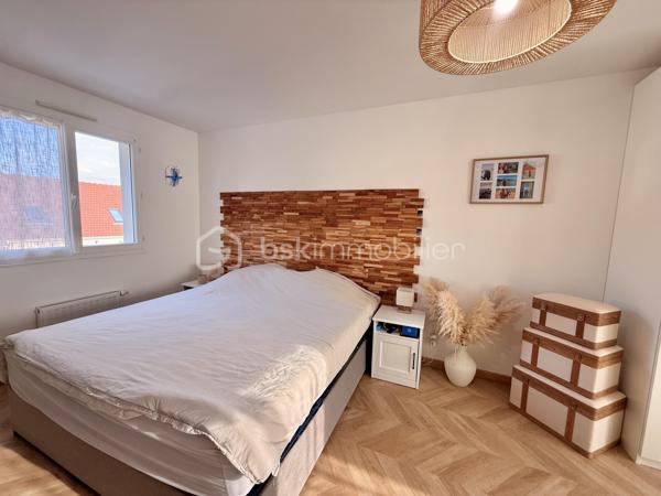 A seulement 15 minute de Persan, située sur la commune de Méru, dans un environnement calme, à proximité des commerces, écoles, et gare (50 min Paris Nord).
Venez vite découvrir cette jolie maison moderne, lumineuse et fonctionnelle. Elle offre une entrée, une belle pièce de vie de 31 m² avec un accès à la terrasse, une cuisine équipée ouverte avec coin repas, un WC indépendant. À l’étage : 3 belles chambres non mansardés, dont une de plus de 21 m² avec un très grand dressing aménagé, une salle de bains avec WC. Le tout sur un beau terrain clos de 524 m², Terrasse avec Pergola bioclimatique, idéale pour profiter de l’extérieur, un garage ainsi que plusieurs places de stationnement. La maison est très bien classé ( DPE C ) avec sa Pompe à chaleur et la Climatisation réversible ! Faible consommation énergétique. Coup de Cœur !