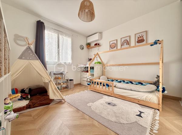 A seulement 15 minute de Persan, située sur la commune de Méru, dans un environnement calme, à proximité des commerces, écoles, et gare (50 min Paris Nord).
Venez vite découvrir cette jolie maison moderne, lumineuse et fonctionnelle. Elle offre une entrée, une belle pièce de vie de 31 m² avec un accès à la terrasse, une cuisine équipée ouverte avec coin repas, un WC indépendant. À l’étage : 3 belles chambres non mansardés, dont une de plus de 21 m² avec un très grand dressing aménagé, une salle de bains avec WC. Le tout sur un beau terrain clos de 524 m², Terrasse avec Pergola bioclimatique, idéale pour profiter de l’extérieur, un garage ainsi que plusieurs places de stationnement. La maison est très bien classé ( DPE C ) avec sa Pompe à chaleur et la Climatisation réversible ! Faible consommation énergétique. Coup de Cœur !