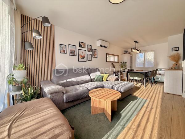 A seulement 15 minute de Persan, située sur la commune de Méru, dans un environnement calme, à proximité des commerces, écoles, et gare (50 min Paris Nord).
Venez vite découvrir cette jolie maison moderne, lumineuse et fonctionnelle. Elle offre une entrée, une belle pièce de vie de 31 m² avec un accès à la terrasse, une cuisine équipée ouverte avec coin repas, un WC indépendant. À l’étage : 3 belles chambres non mansardés, dont une de plus de 21 m² avec un très grand dressing aménagé, une salle de bains avec WC. Le tout sur un beau terrain clos de 524 m², Terrasse avec Pergola bioclimatique, idéale pour profiter de l’extérieur, un garage ainsi que plusieurs places de stationnement. La maison est très bien classé ( DPE C ) avec sa Pompe à chaleur et la Climatisation réversible ! Faible consommation énergétique. Coup de Cœur !
