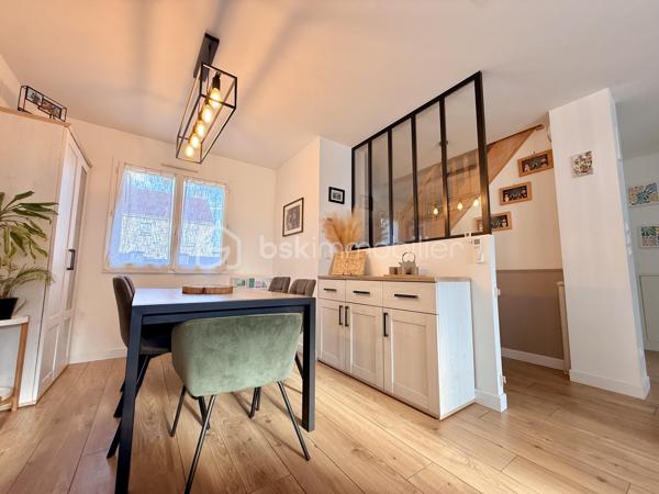 A seulement 15 minute de Persan, située sur la commune de Méru, dans un environnement calme, à proximité des commerces, écoles, et gare (50 min Paris Nord).
Venez vite découvrir cette jolie maison moderne, lumineuse et fonctionnelle. Elle offre une entrée, une belle pièce de vie de 31 m² avec un accès à la terrasse, une cuisine équipée ouverte avec coin repas, un WC indépendant. À l’étage : 3 belles chambres non mansardés, dont une de plus de 21 m² avec un très grand dressing aménagé, une salle de bains avec WC. Le tout sur un beau terrain clos de 524 m², Terrasse avec Pergola bioclimatique, idéale pour profiter de l’extérieur, un garage ainsi que plusieurs places de stationnement. La maison est très bien classé ( DPE C ) avec sa Pompe à chaleur et la Climatisation réversible ! Faible consommation énergétique. Coup de Cœur !