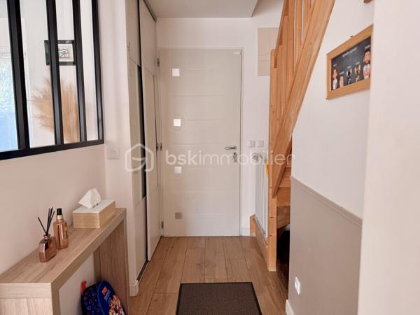 A seulement 15 minute de Persan, située sur la commune de Méru, dans un environnement calme, à proximité des commerces, écoles, et gare (50 min Paris Nord).
Venez vite découvrir cette jolie maison moderne, lumineuse et fonctionnelle. Elle offre une entrée, une belle pièce de vie de 31 m² avec un accès à la terrasse, une cuisine équipée ouverte avec coin repas, un WC indépendant. À l’étage : 3 belles chambres non mansardés, dont une de plus de 21 m² avec un très grand dressing aménagé, une salle de bains avec WC. Le tout sur un beau terrain clos de 524 m², Terrasse avec Pergola bioclimatique, idéale pour profiter de l’extérieur, un garage ainsi que plusieurs places de stationnement. La maison est très bien classé ( DPE C ) avec sa Pompe à chaleur et la Climatisation réversible ! Faible consommation énergétique. Coup de Cœur !