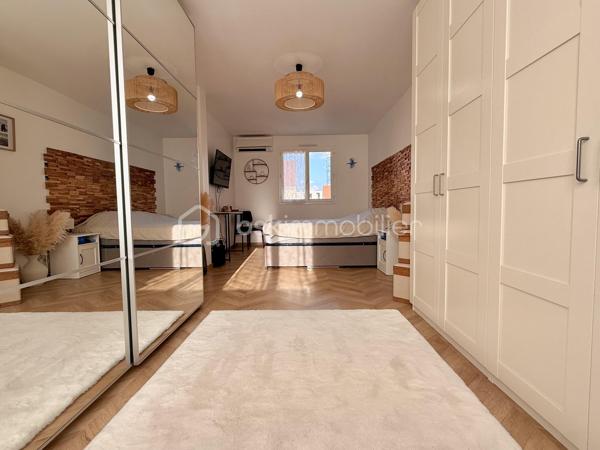 A seulement 15 minute de Persan, située sur la commune de Méru, dans un environnement calme, à proximité des commerces, écoles, et gare (50 min Paris Nord).
Venez vite découvrir cette jolie maison moderne, lumineuse et fonctionnelle. Elle offre une entrée, une belle pièce de vie de 31 m² avec un accès à la terrasse, une cuisine équipée ouverte avec coin repas, un WC indépendant. À l’étage : 3 belles chambres non mansardés, dont une de plus de 21 m² avec un très grand dressing aménagé, une salle de bains avec WC. Le tout sur un beau terrain clos de 524 m², Terrasse avec Pergola bioclimatique, idéale pour profiter de l’extérieur, un garage ainsi que plusieurs places de stationnement. La maison est très bien classé ( DPE C ) avec sa Pompe à chaleur et la Climatisation réversible ! Faible consommation énergétique. Coup de Cœur !