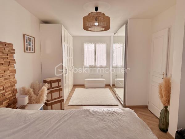 A seulement 15 minute de Persan, située sur la commune de Méru, dans un environnement calme, à proximité des commerces, écoles, et gare (50 min Paris Nord).
Venez vite découvrir cette jolie maison moderne, lumineuse et fonctionnelle. Elle offre une entrée, une belle pièce de vie de 31 m² avec un accès à la terrasse, une cuisine équipée ouverte avec coin repas, un WC indépendant. À l’étage : 3 belles chambres non mansardés, dont une de plus de 21 m² avec un très grand dressing aménagé, une salle de bains avec WC. Le tout sur un beau terrain clos de 524 m², Terrasse avec Pergola bioclimatique, idéale pour profiter de l’extérieur, un garage ainsi que plusieurs places de stationnement. La maison est très bien classé ( DPE C ) avec sa Pompe à chaleur et la Climatisation réversible ! Faible consommation énergétique. Coup de Cœur !