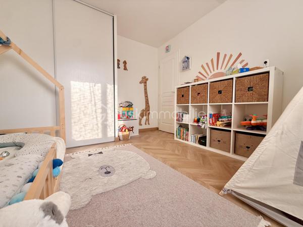 A seulement 15 minute de Persan, située sur la commune de Méru, dans un environnement calme, à proximité des commerces, écoles, et gare (50 min Paris Nord).
Venez vite découvrir cette jolie maison moderne, lumineuse et fonctionnelle. Elle offre une entrée, une belle pièce de vie de 31 m² avec un accès à la terrasse, une cuisine équipée ouverte avec coin repas, un WC indépendant. À l’étage : 3 belles chambres non mansardés, dont une de plus de 21 m² avec un très grand dressing aménagé, une salle de bains avec WC. Le tout sur un beau terrain clos de 524 m², Terrasse avec Pergola bioclimatique, idéale pour profiter de l’extérieur, un garage ainsi que plusieurs places de stationnement. La maison est très bien classé ( DPE C ) avec sa Pompe à chaleur et la Climatisation réversible ! Faible consommation énergétique. Coup de Cœur !