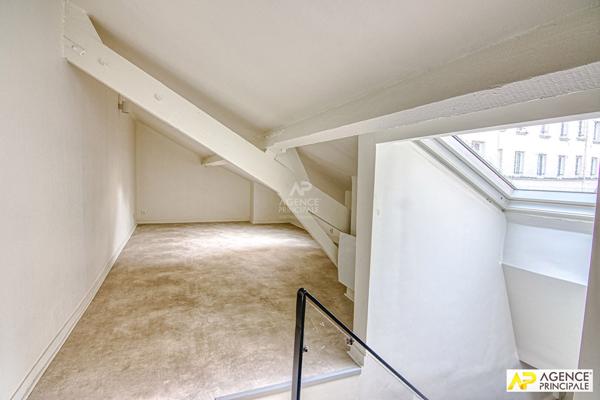 Versailles Notre-Dame Appartement duplex 3 pièces 62 m² au sol (42m² carrez) situé au 1er et dernier étage avec cave €415 000 ** - Référence 27577