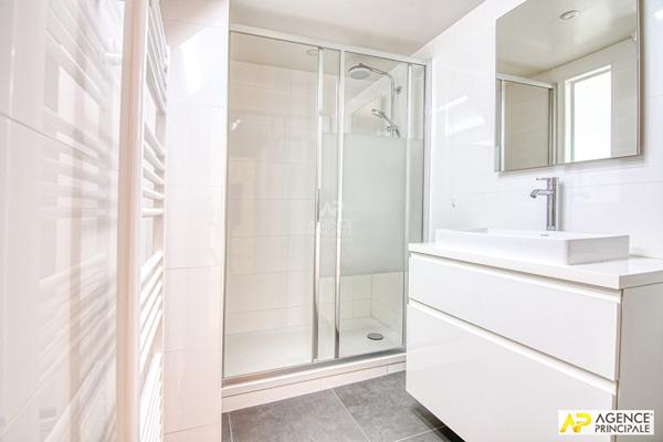 Versailles Notre-Dame Appartement duplex 3 pièces 62 m² au sol (42m² carrez) situé au 1er et dernier étage avec cave €415 000 ** - Référence 27577