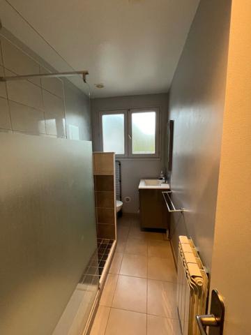 Proche toutes commodités et gare à pied.