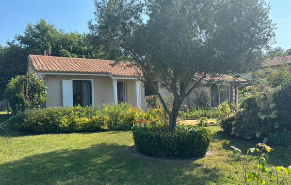 Maison familiale de 104 m2 avec grand jardin de 1100 m2 au centre de Mios
