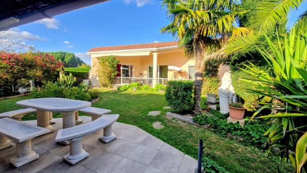 Maison de plain-pied de 2011 avec dépendance, piscine (2021), double garage – Terrain 1 240 m² – Quartier résidentiel très calme à Faugerolles