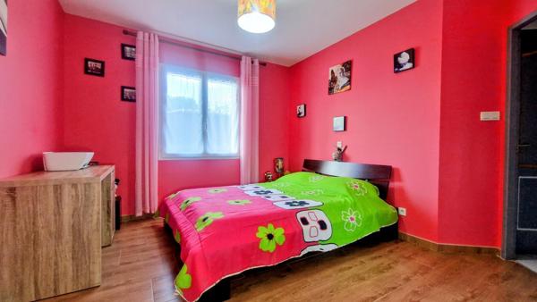 Maison de plain-pied de 2011 avec dépendance, piscine (2021), double garage – Terrain 1 240 m² – Quartier résidentiel très calme à Faugerolles