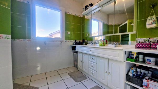 Maison de plain-pied de 2011 avec dépendance, piscine (2021), double garage – Terrain 1 240 m² – Quartier résidentiel très calme à Faugerolles