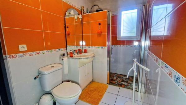 Maison de plain-pied de 2011 avec dépendance, piscine (2021), double garage – Terrain 1 240 m² – Quartier résidentiel très calme à Faugerolles