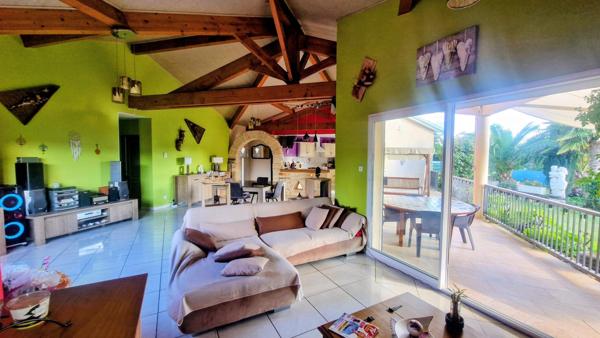 Maison de plain-pied de 2011 avec dépendance, piscine (2021), double garage – Terrain 1 240 m² – Quartier résidentiel très calme à Faugerolles