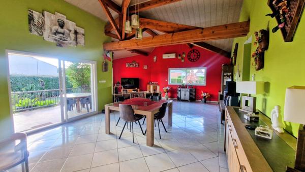 Maison de plain-pied de 2011 avec dépendance, piscine (2021), double garage – Terrain 1 240 m² – Quartier résidentiel très calme à Faugerolles