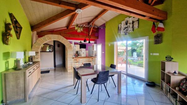 Maison de plain-pied de 2011 avec dépendance, piscine (2021), double garage – Terrain 1 240 m² – Quartier résidentiel très calme à Faugerolles