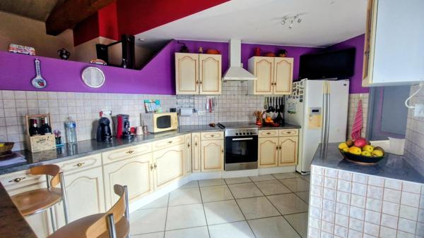 Maison de plain-pied de 2011 avec dépendance, piscine (2021), double garage – Terrain 1 240 m² – Quartier résidentiel très calme à Faugerolles