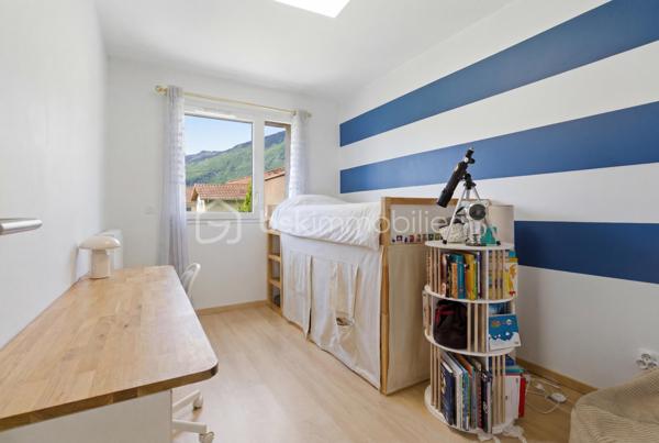 Le coup de cœur du mois – Saint-Égrève

Entre appartement et maison, découvrez ce très beau T4 de 82 m² situé dans une résidence récente de 2019, parfaitement entretenue, au fond d’une impasse au calme.

Vous profitez d’un cadre de vie rare avec une grande terrasse et un jardin privatif de 240 m², idéal pour les moments en extérieur.

L’appartement se compose d’une cuisine entièrement équipée, ouverte sur un séjour lumineux, d’une entrée indépendante avec de nombreux rangements, ainsi que de trois belles chambres. L’espace jour est bien séparé de l’espace nuit.

Les 82 m² sont fonctionnels et très bien agencés, avec très peu de couloir, ce qui optimise chaque mètre carré.

Aucun travaux à prévoir. Accès de plain-pied, sans escalier, idéal pour un confort au quotidien.

Chauffage collectif. Résidence moderne et sécurisée.

Possibilité d’acquérir un garage en supplément.

Un bien complet, rare sur le secteur, à visiter rapidement.