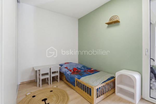 Le coup de cœur du mois – Saint-Égrève

Entre appartement et maison, découvrez ce très beau T4 de 82 m² situé dans une résidence récente de 2019, parfaitement entretenue, au fond d’une impasse au calme.

Vous profitez d’un cadre de vie rare avec une grande terrasse et un jardin privatif de 240 m², idéal pour les moments en extérieur.

L’appartement se compose d’une cuisine entièrement équipée, ouverte sur un séjour lumineux, d’une entrée indépendante avec de nombreux rangements, ainsi que de trois belles chambres. L’espace jour est bien séparé de l’espace nuit.

Les 82 m² sont fonctionnels et très bien agencés, avec très peu de couloir, ce qui optimise chaque mètre carré.

Aucun travaux à prévoir. Accès de plain-pied, sans escalier, idéal pour un confort au quotidien.

Chauffage collectif. Résidence moderne et sécurisée.

Possibilité d’acquérir un garage en supplément.

Un bien complet, rare sur le secteur, à visiter rapidement.
